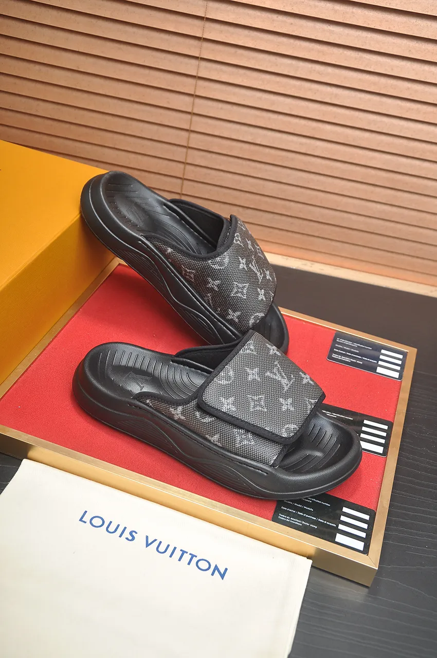 Men's men's shoes 💰340💶 [Louis Vuitton LV slippers] (high-end cowhide) counter 1:1 fashion style, a must-have for summer! The designer used LV’s iconic outsole. The original simple slippers instantly become fashionable! The upper is made of flexible special cowhide leather straps alternately, and the workmanship is exquisite! A must-have for stylish men in summer, size 38-45 (45 customized)